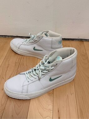 Nike ZOOM BLAZER MID PRM
Mens Size 9 White Glacier
